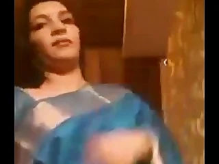 Hot Indian Aunty throwing over saree